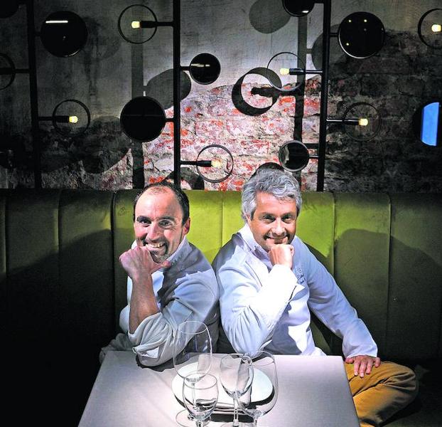 Mikel Población y Fernando Canales posan en el interior del Atelier que, junto a la Despensa del Etxanobe, acaban de abrir en Bilbao.