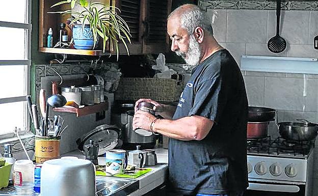 Leonardo Padura se prepara un café en su casa del barrio habanero de Mantilla, la misma donde vivieron su padre, su abuelo y su bisabuelo.