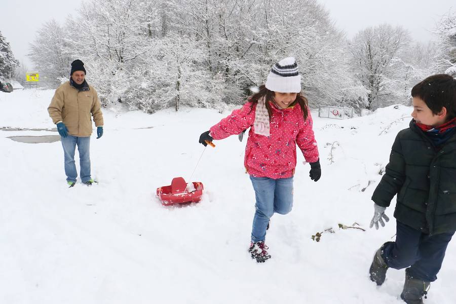 Diversión e inconvenientes. La nieve en Álava no siempre cae a gusto de todos