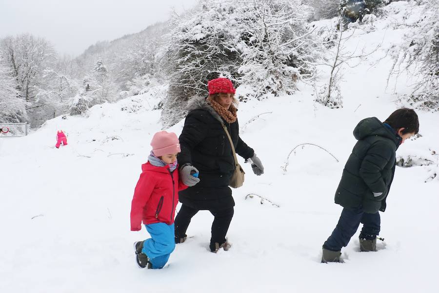 Diversión e inconvenientes. La nieve en Álava no siempre cae a gusto de todos