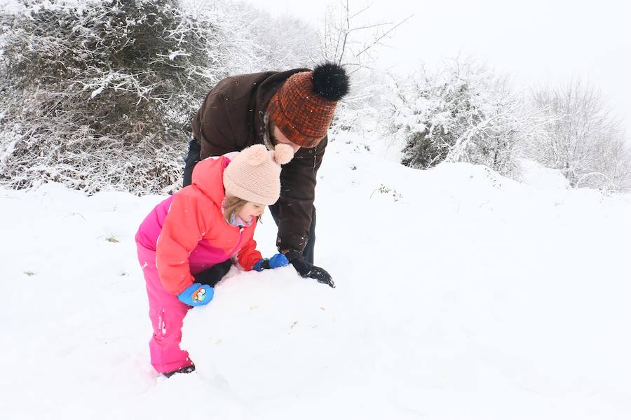 Diversión e inconvenientes. La nieve en Álava no siempre cae a gusto de todos