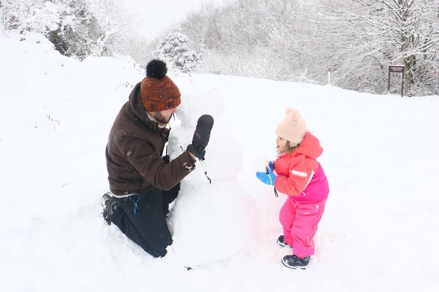 Diversión e inconvenientes. La nieve en Álava no siempre cae a gusto de todos