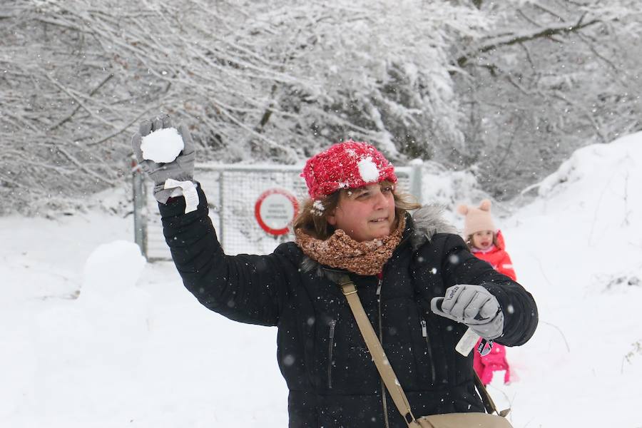 Diversión e inconvenientes. La nieve en Álava no siempre cae a gusto de todos