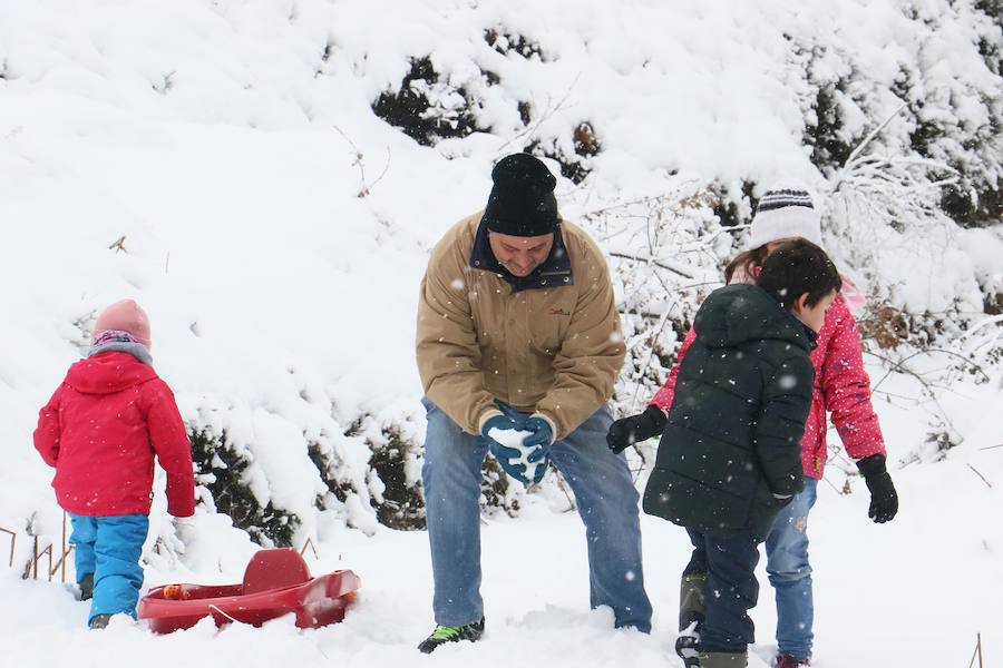 Diversión e inconvenientes. La nieve en Álava no siempre cae a gusto de todos