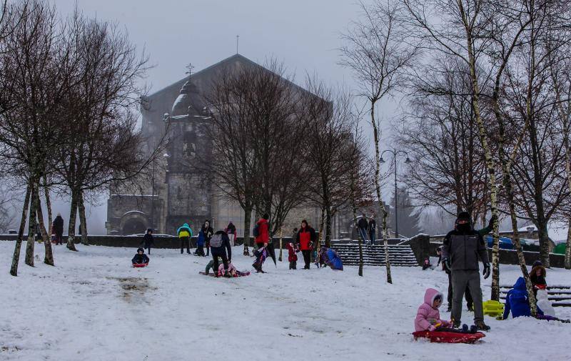 Decenas de vizcaínos se acercan al santuario para disfrutas de la nevada
