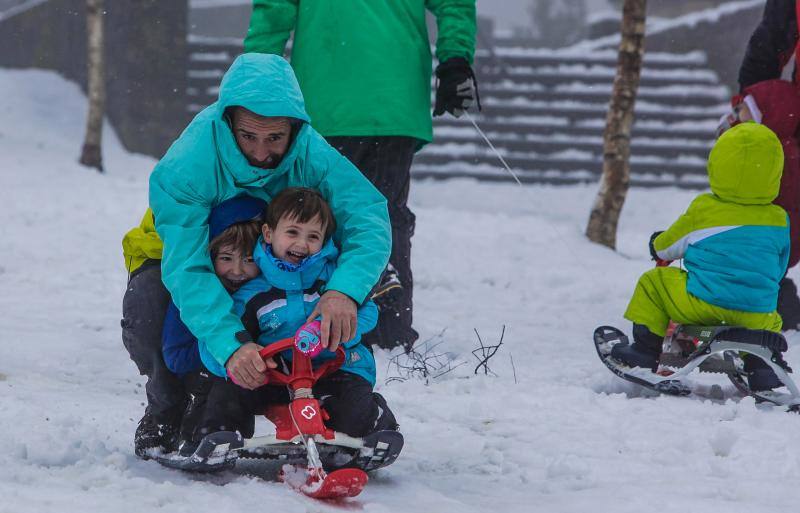 Decenas de vizcaínos se acercan al santuario para disfrutas de la nevada