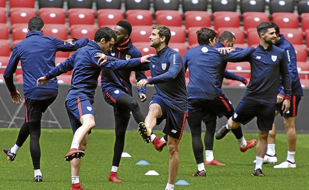 Los jugadores del Athletic realizaron ayer su último entrenamiento y viajaron por la tarde en un vuelo chárter a Girona. 