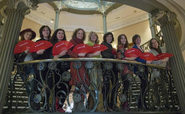 Las cineastas agrupadas en CIMA anunciaron ayer en la SGAE en Madrid que repartirán 1.800 abanicos rojos con el lema 'Más mujeres' en la gala de los Goya.