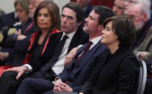 Manuel Valls, junto a Soraya Sáenz de Santamaría. Al fondo, Ana Botella y José María Aznar.