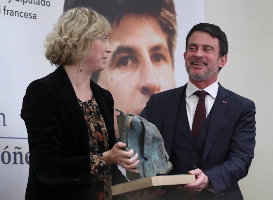 Ana Iríbar, viuda y presidenta de la Fundación Gregorio Ordóñez, entrega el premio a Manuel Valls.