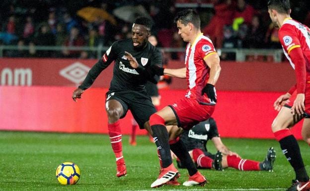 Iñaki Williams y Bernardo Espinosa disputan un balón.