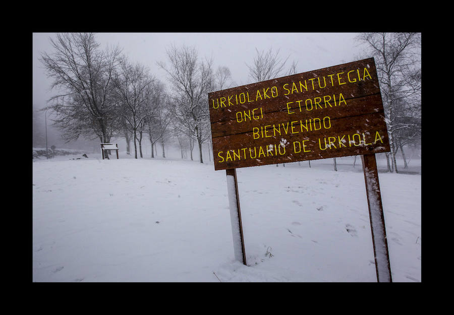 Las bajas temperaturas han dejado un paisaje invernal.