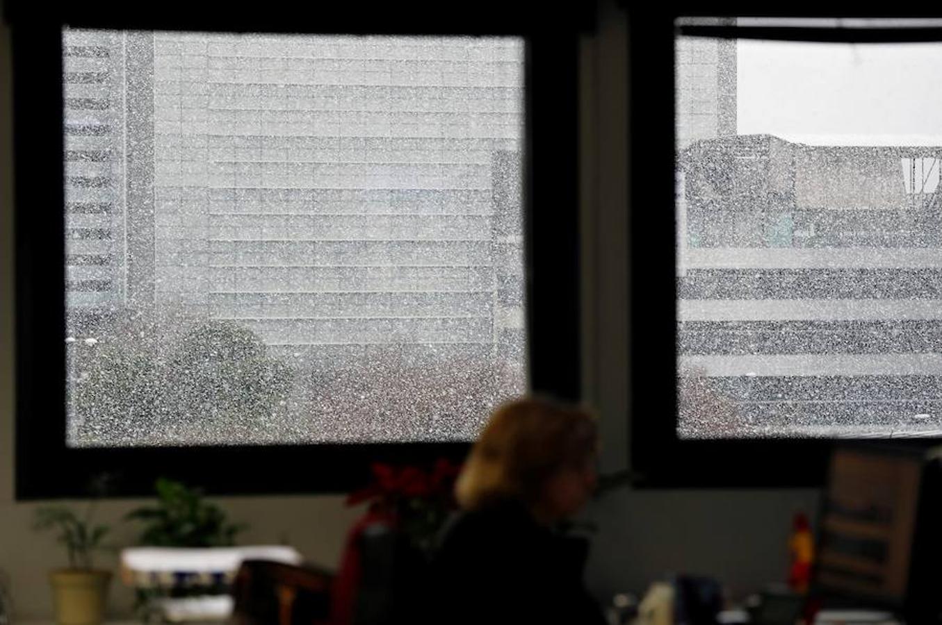 Vista de la copiosa nieve que está cayendo esta mañana en Madrid, donde el servicio del 112 mantiene activado el nivel 1 del Plan de Inclemencias Invernales de la Comunidad de Madrid.