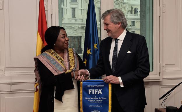 La secretaria general de la FIFA, Fatma Moura, con el ministro de Educación, Cultura y Deportes, Íñigo Méndez de Vigo