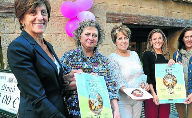 Adelaida Alútiz, segunda por la derecha, junto a miembros de la junta de ACCIRA y su presidenta actual, Susana Sanz.