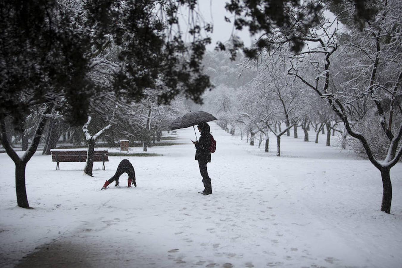 Muchos aprovecharon para jugar con la nieve.