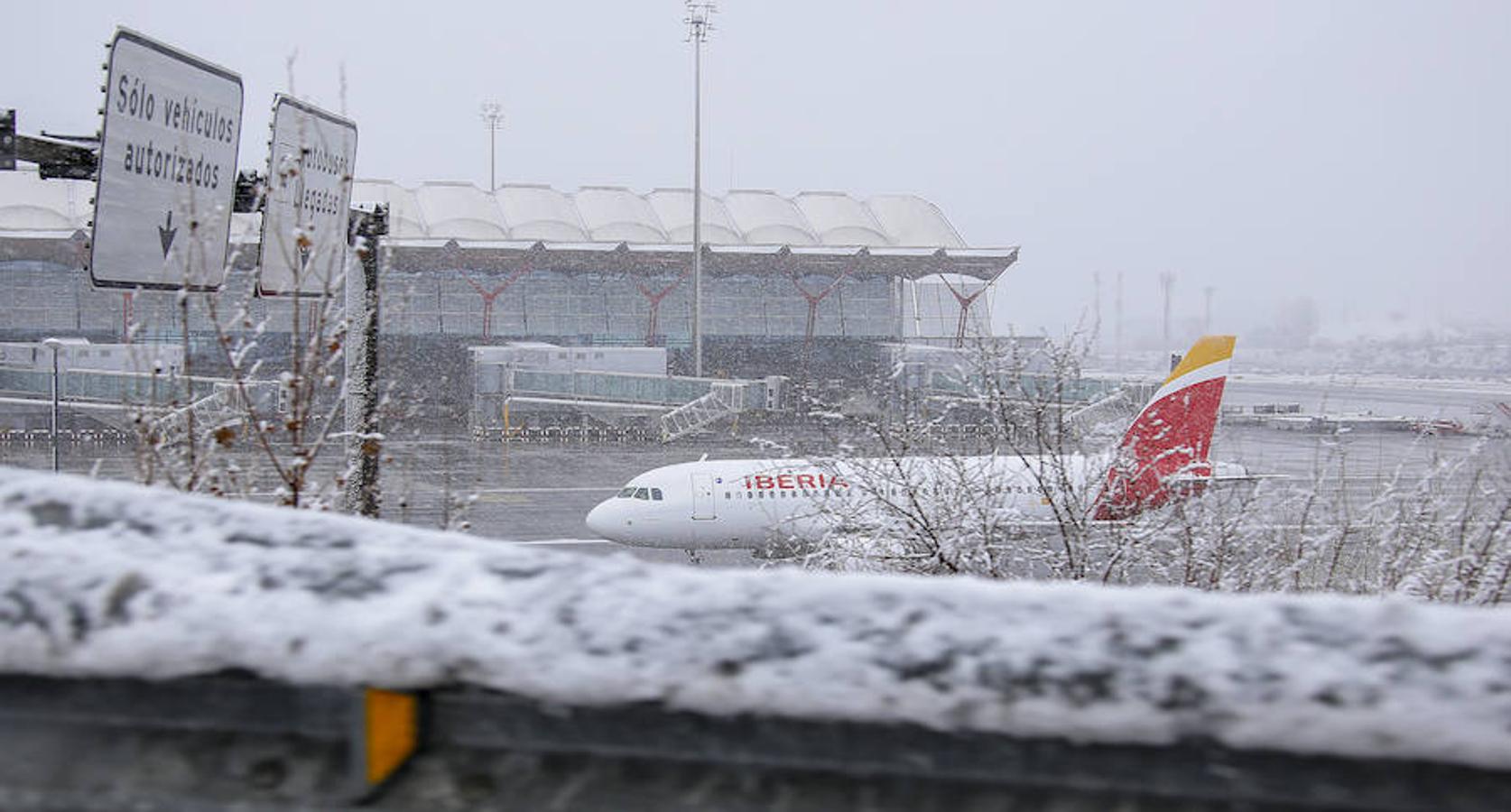 Numerosos vuelos retrasados por la intensa nevada.
