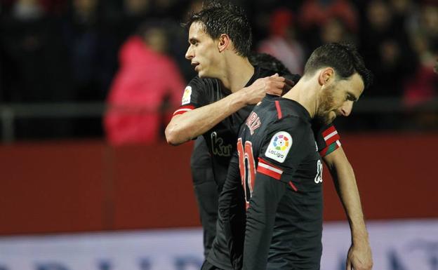 Los jugadores del Athletic lamentan uno de los goles del Girona.