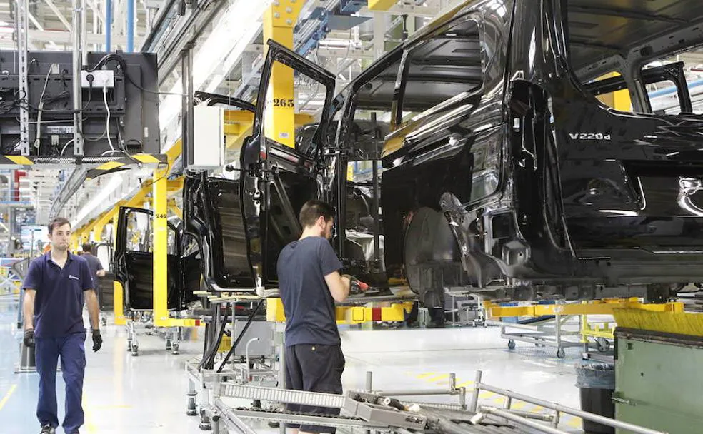 Trabajadores en la línea de montaje de la fábrica de Mercedes-Benz en Vitoria.