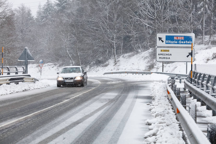 La nieve vuelve este martes a las carreteras alaveses 