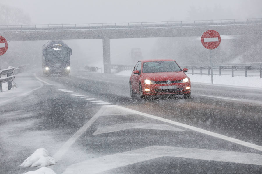 La nieve vuelve este martes a las carreteras alaveses 