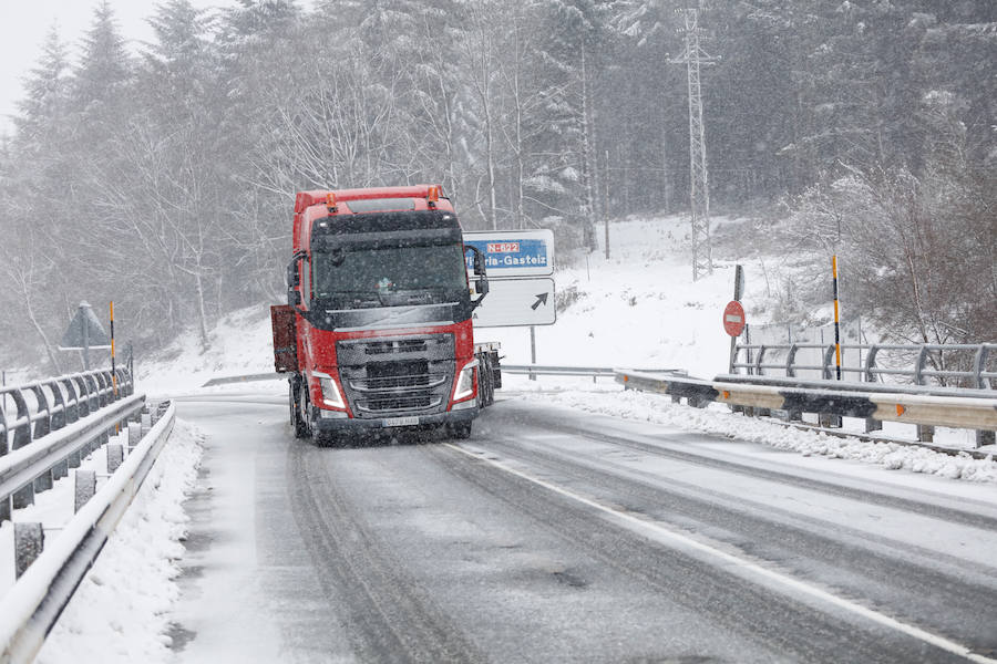 La nieve vuelve este martes a las carreteras alaveses 