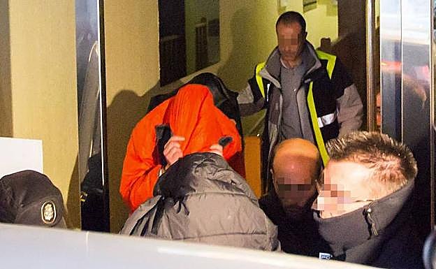 Uno de los detenidos, tras el registro de la vivienda donde sucedieron los hechos. 