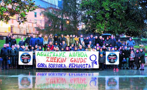 Representantes de las asociaciones que apoyan la moción de la Asamblea de Mujeres. 