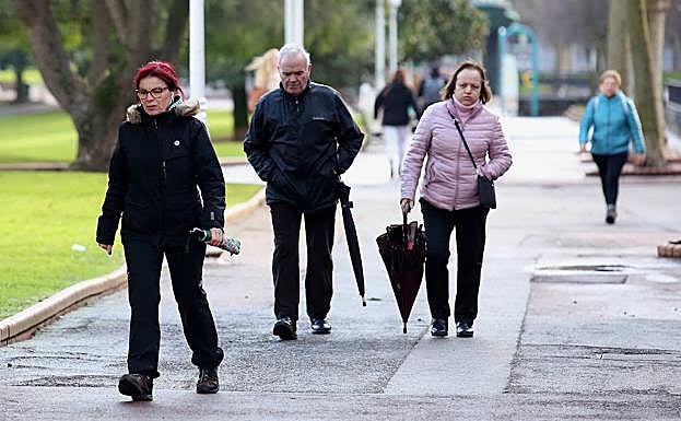 Los bilbaínos pasean hoy bien abrigados. 