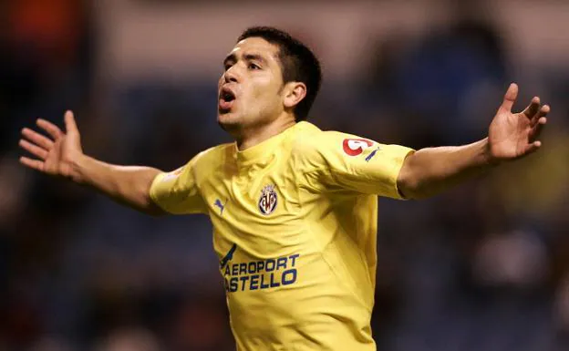 Riquelme, celebrando un gol con la camiseta del Villarreal. 