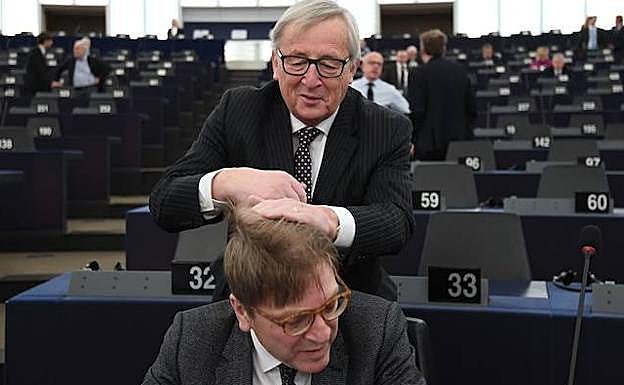 Juncker bromea con el pelo de Guy Verhofstadt.