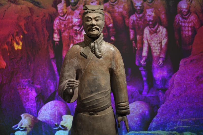 Las imponentes figuras a tamaño real serán exhibidos en la ciudad inglesa gracias a una exposición que muestra una pequeña parte del 'ejército de barro' que ordenó moldear el primer emperador de China de la Dinastia Qin, Qin Shi Huang, cuyo mausoleo alberga 8.000 esculturas de soldados y caballos