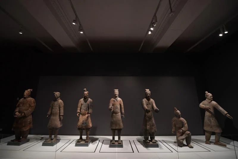 Las imponentes figuras a tamaño real serán exhibidos en la ciudad inglesa gracias a una exposición que muestra una pequeña parte del 'ejército de barro' que ordenó moldear el primer emperador de China de la Dinastia Qin, Qin Shi Huang, cuyo mausoleo alberga 8.000 esculturas de soldados y caballos