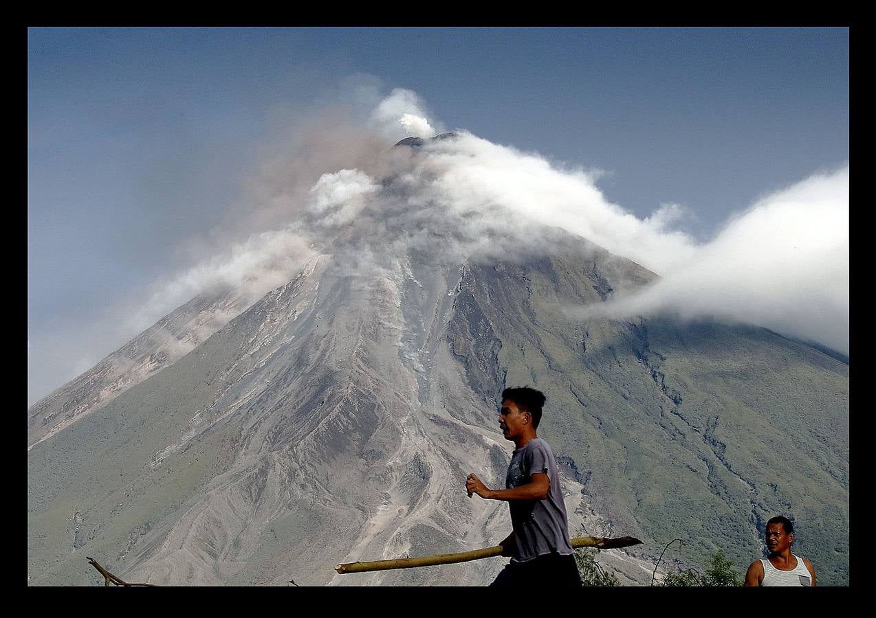 Alrededor de 70.000 personas han tenido que ser evacuadas desde que hace tres semanas el volcán Mayón, el más activo de Filipinas, entrara en erupción. El cráter, situado a 2.421 metros sobre el nivel del mar, se encuentra al norte de la ciudad de Legazpi, al sur de Manila. Las intensas expulsiones de magma produjeron columnas de cenizas y gases que superan el kilómetro de altura y han formado ríos de lava de más de 3 kilómetros de longitud desde la boca del volcán. Las autoridades mantienen la alerta. Se teme una explosión peligrosa en las próximas horas o días