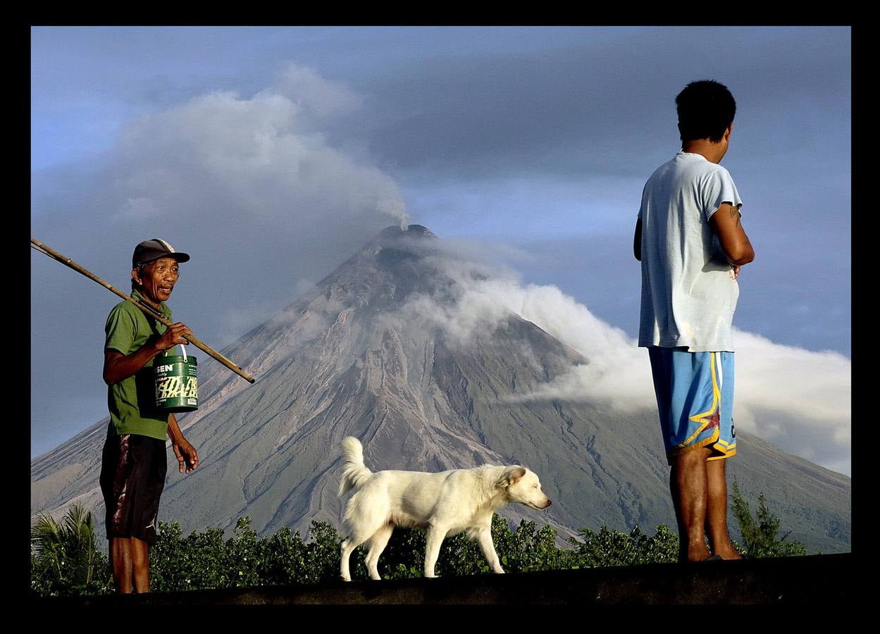 Alrededor de 70.000 personas han tenido que ser evacuadas desde que hace tres semanas el volcán Mayón, el más activo de Filipinas, entrara en erupción. El cráter, situado a 2.421 metros sobre el nivel del mar, se encuentra al norte de la ciudad de Legazpi, al sur de Manila. Las intensas expulsiones de magma produjeron columnas de cenizas y gases que superan el kilómetro de altura y han formado ríos de lava de más de 3 kilómetros de longitud desde la boca del volcán. Las autoridades mantienen la alerta. Se teme una explosión peligrosa en las próximas horas o días