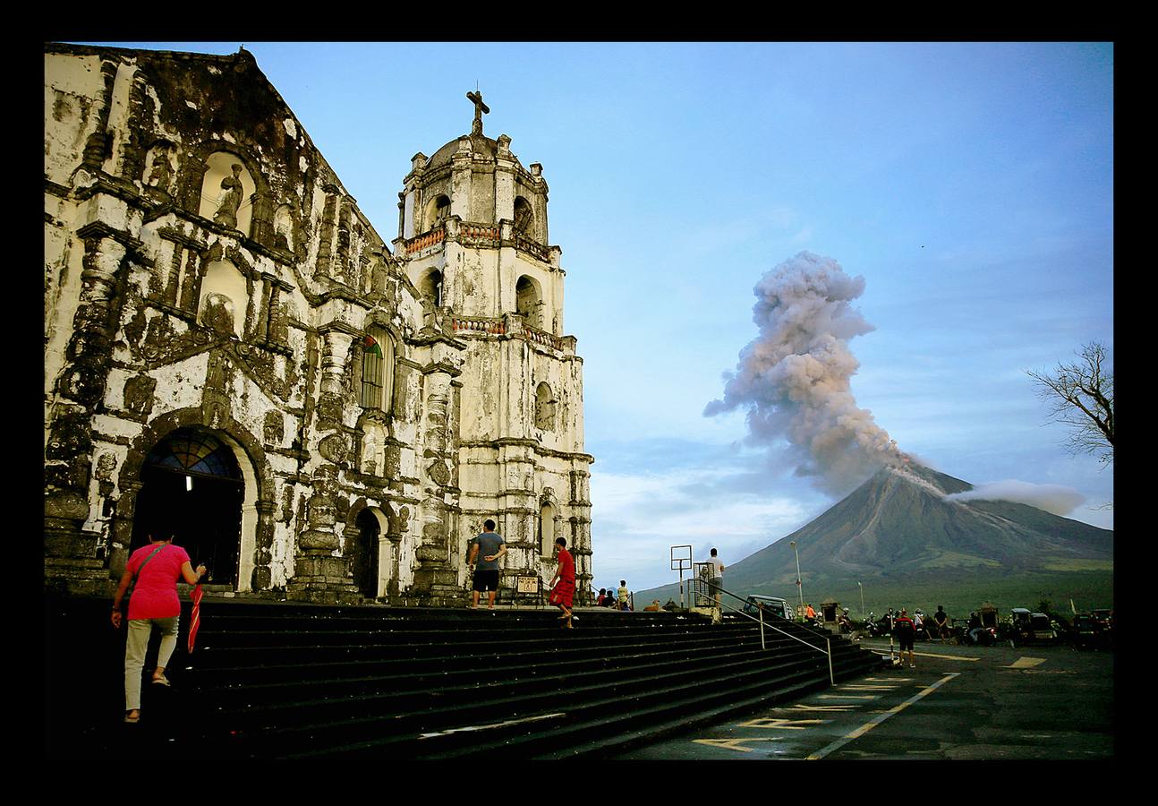 Alrededor de 70.000 personas han tenido que ser evacuadas desde que hace tres semanas el volcán Mayón, el más activo de Filipinas, entrara en erupción. El cráter, situado a 2.421 metros sobre el nivel del mar, se encuentra al norte de la ciudad de Legazpi, al sur de Manila. Las intensas expulsiones de magma produjeron columnas de cenizas y gases que superan el kilómetro de altura y han formado ríos de lava de más de 3 kilómetros de longitud desde la boca del volcán. Las autoridades mantienen la alerta. Se teme una explosión peligrosa en las próximas horas o días