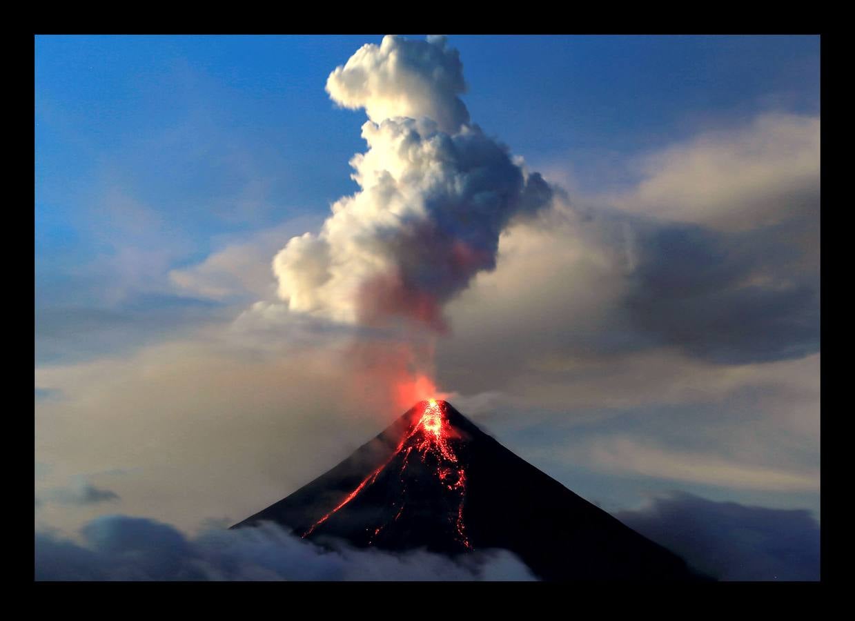 Alrededor de 70.000 personas han tenido que ser evacuadas desde que hace tres semanas el volcán Mayón, el más activo de Filipinas, entrara en erupción. El cráter, situado a 2.421 metros sobre el nivel del mar, se encuentra al norte de la ciudad de Legazpi, al sur de Manila. Las intensas expulsiones de magma produjeron columnas de cenizas y gases que superan el kilómetro de altura y han formado ríos de lava de más de 3 kilómetros de longitud desde la boca del volcán. Las autoridades mantienen la alerta. Se teme una explosión peligrosa en las próximas horas o días