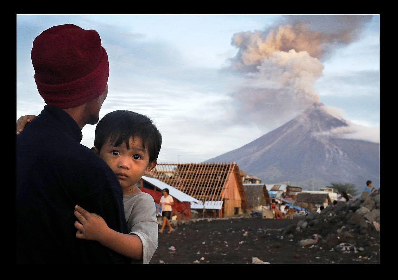 Alrededor de 70.000 personas han tenido que ser evacuadas desde que hace tres semanas el volcán Mayón, el más activo de Filipinas, entrara en erupción. El cráter, situado a 2.421 metros sobre el nivel del mar, se encuentra al norte de la ciudad de Legazpi, al sur de Manila. Las intensas expulsiones de magma produjeron columnas de cenizas y gases que superan el kilómetro de altura y han formado ríos de lava de más de 3 kilómetros de longitud desde la boca del volcán. Las autoridades mantienen la alerta. Se teme una explosión peligrosa en las próximas horas o días