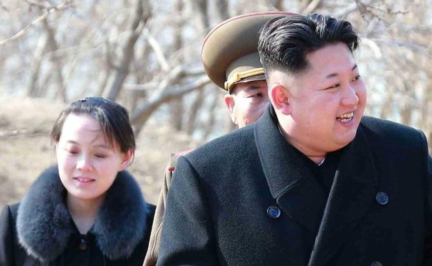 Kim Jong-un y su hermana pequeña Kim Yo-jong mientras realizaron una visita a una unidad militar en una isla en el Mar del Japón.