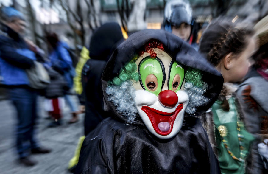 Como es tradición, esta fiesta ha dado el pistoletazo de salida a los carnavales con la ronda de coros infantiles por las calles y plazas de la capital alavesa