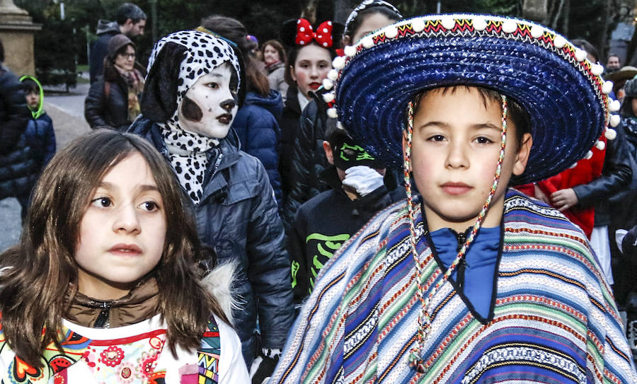 Como es tradición, esta fiesta ha dado el pistoletazo de salida a los carnavales con la ronda de coros infantiles por las calles y plazas de la capital alavesa