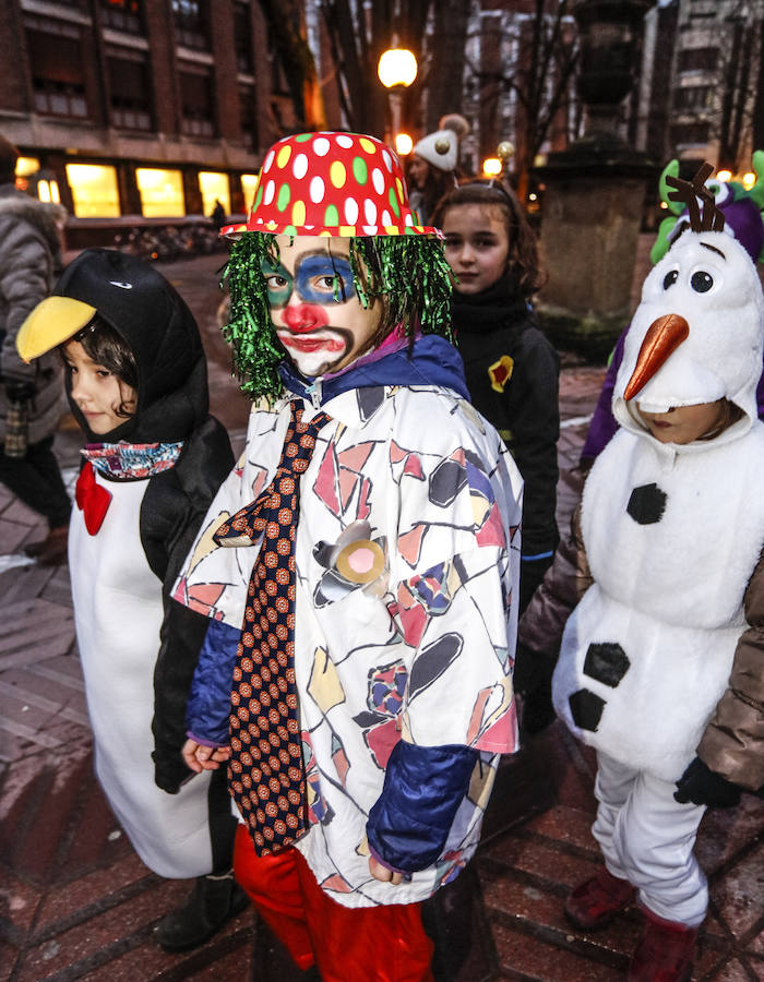 Como es tradición, esta fiesta ha dado el pistoletazo de salida a los carnavales con la ronda de coros infantiles por las calles y plazas de la capital alavesa