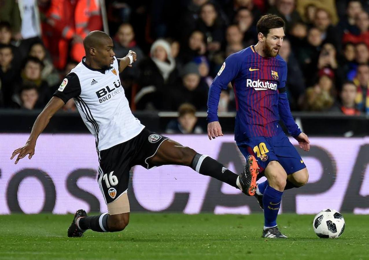 El Barcelona disputará su quinta final de Copa del Rey consecutiva, tras imponerse al Valencia en Mestalla (0-2) con tantos de Coutinho y Rakitic.