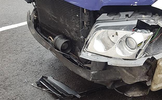 Uno de los coches patrulla de la Ertzaintza ha sufrido daños en su parte delantera.