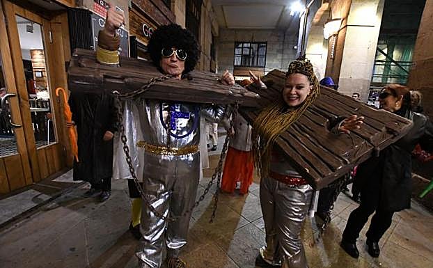 Farolín y Zarambolas dan el pistoletazo de salida a un Carnaval pasado por agua