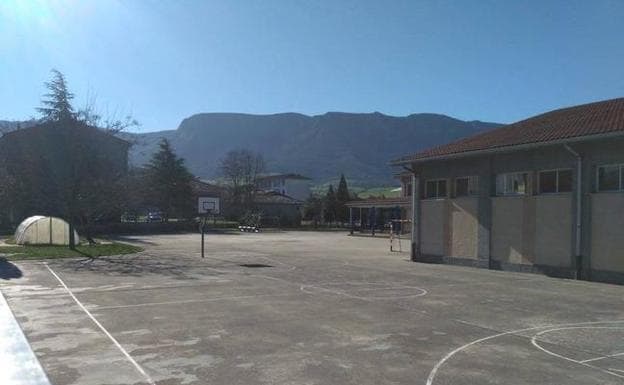 Vista del patio de la escuela pública. 