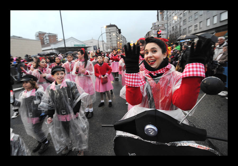 7.039 personas divididas en 25 comparsas desfilan este fin de semana por las calles de la capital alavesa en lo que supone un récord de participación, sin parangón en localidades cercanas.