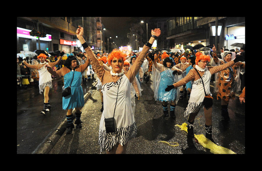 7.039 personas divididas en 25 comparsas desfilan este fin de semana por las calles de la capital alavesa en lo que supone un récord de participación, sin parangón en localidades cercanas.