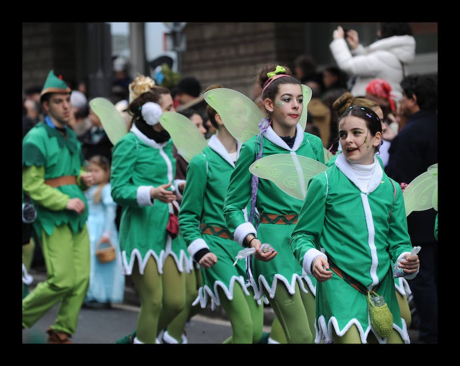 7.039 personas divididas en 25 comparsas desfilan este fin de semana por las calles de la capital alavesa en lo que supone un récord de participación, sin parangón en localidades cercanas.