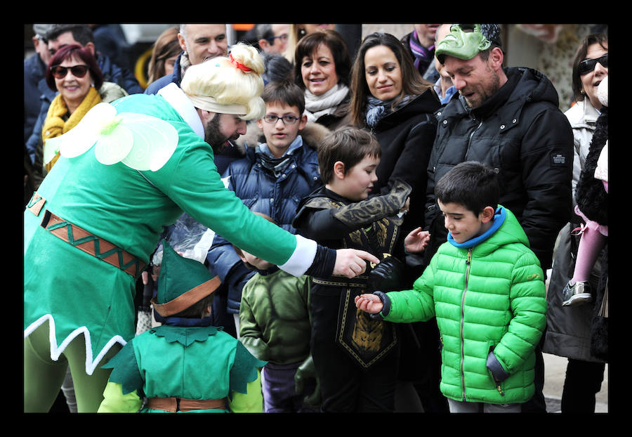 7.039 personas divididas en 25 comparsas desfilan este fin de semana por las calles de la capital alavesa en lo que supone un récord de participación, sin parangón en localidades cercanas.